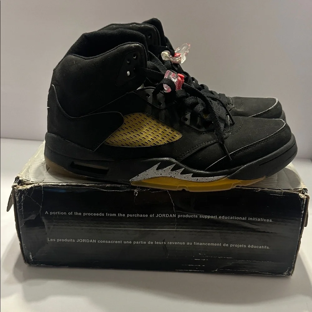 Jordan Men's Sneakers in Black and Gold Jordan v retro - Picture 3 of 4